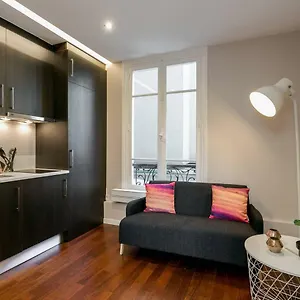 Appartement Charmant Studio Neuf Proche Des Invalides, Paris